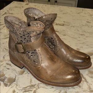 BED STU "HEATHER" DISTRESSED ANKLE SIDE ZIP BOOTS SIZE 8.5